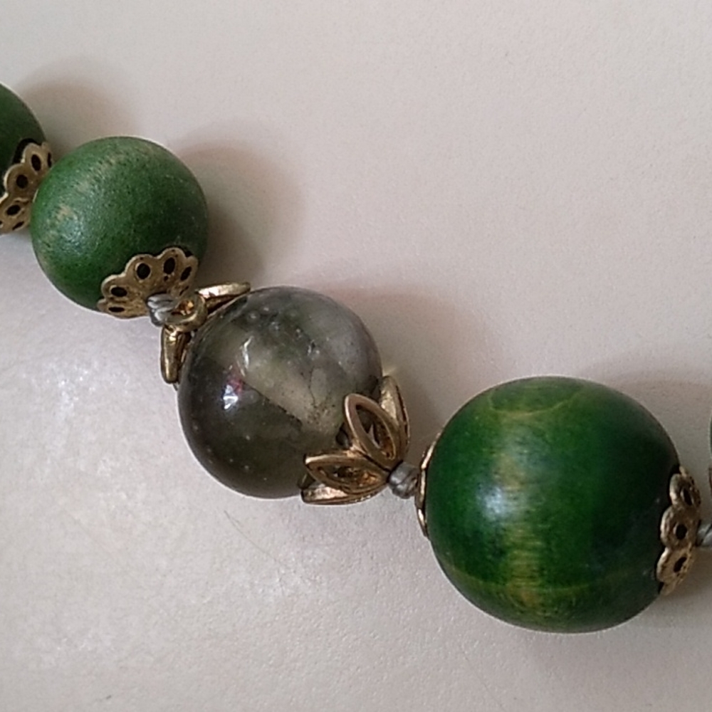 Vintage Gold and Green Bead Necklace - Picture 4 of 6
